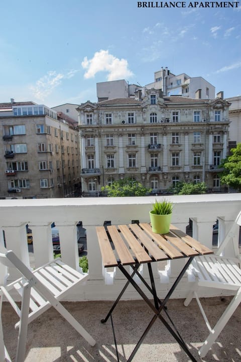 Property building, Patio, Day, View (from property/room), Balcony/Terrace, Dining area, City view