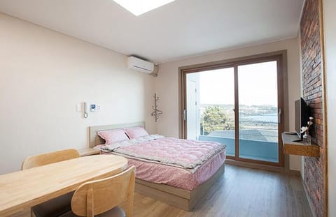 Bed, Natural landscape, TV and multimedia, Sea view, air conditioner