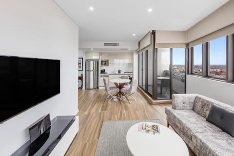 TV and multimedia, Kitchen or kitchenette, Living room, Seating area, Dining area, kitchen