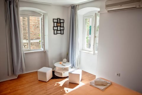 Decorative detail, Seating area, Bedroom, On site, City view, Landmark view, Street view, Family