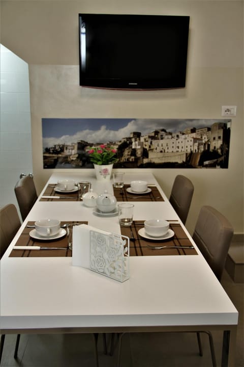 Communal lounge/ TV room, Nightclub / DJ, Coffee/tea facilities, Kitchen or kitchenette, Lounge or bar, Dining area, Communal kitchen