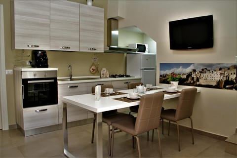 Coffee/tea facilities, Kitchen or kitchenette, Food and drinks, Dining area, Communal kitchen
