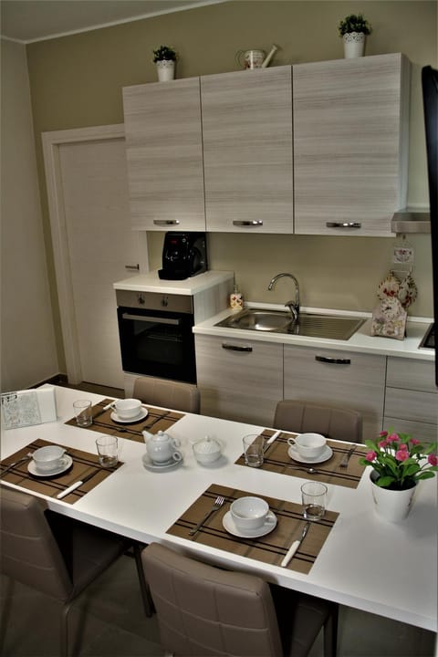 Coffee/tea facilities, Kitchen or kitchenette, Food and drinks, Dining area, Communal kitchen