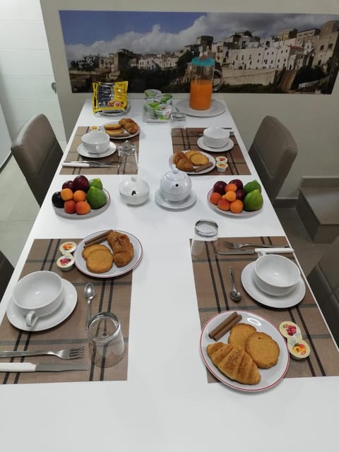 Coffee/tea facilities, Kitchen or kitchenette, Dining area, Communal kitchen, Breakfast