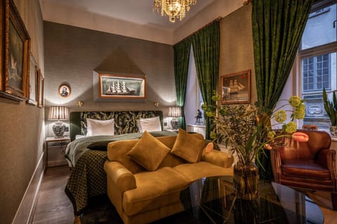 Bed, Photo of the whole room, Seating area