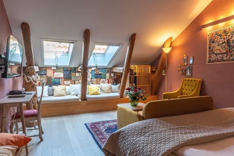 Photo of the whole room, Seating area, Bedroom