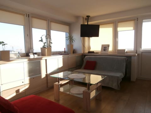 Bed, TV and multimedia, Balcony/Terrace, Living room, Other, Photo of the whole room, Seating area, Dining area, Bedroom