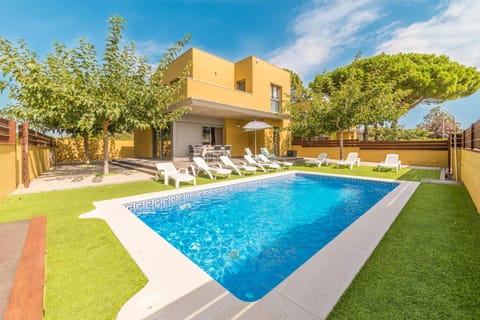 Property building, Facade/entrance, Garden, Balcony/Terrace, Swimming pool