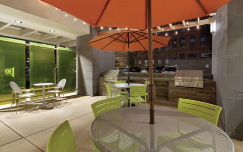 Patio, Restaurant/places to eat, BBQ facilities, Seating area