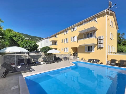 Garden, Bathroom, Balcony/Terrace, Living room, Seating area, Garden view, Swimming pool, air conditioner