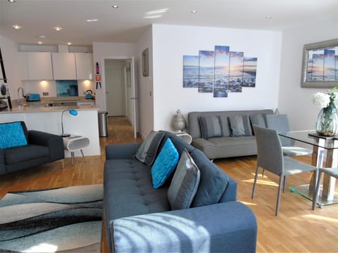 Seaview, Luxury apartment, 2 min walk to Porth Beach Apartment in Newquay