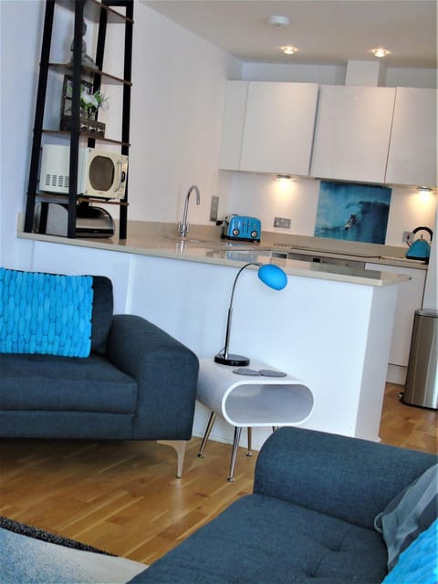 Seaview, Luxury apartment, 2 min walk to Porth Beach Apartment in Newquay