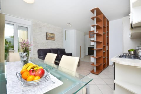 TV and multimedia, Kitchen or kitchenette, Living room, Seating area, Dining area