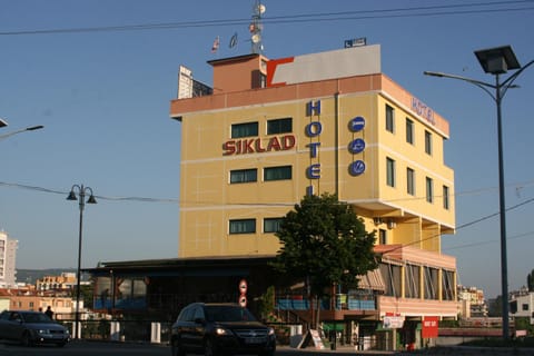 Facade/entrance