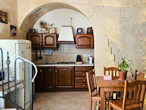 Kitchen or kitchenette, Dining area, stove