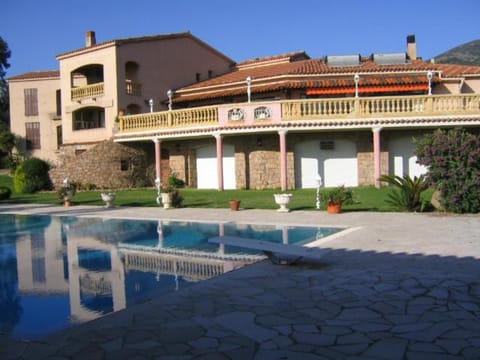 Property building, Day, Swimming pool