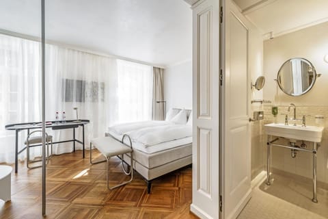 Bed, Bathroom, Photo of the whole room, Bedroom