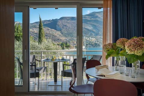 Balcony/Terrace, Living room, Dining area, Mountain view