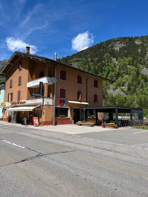 Property building, Restaurant/places to eat, Day