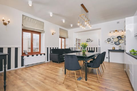 Library, Kitchen or kitchenette, Living room, Seating area, Dining area