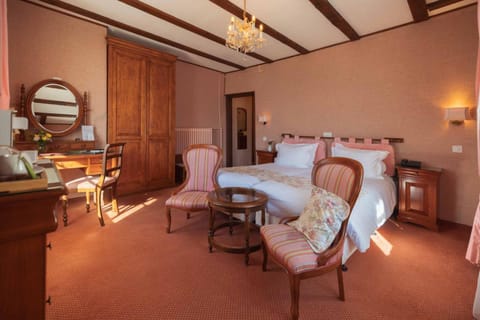 Bed, Natural landscape, Balcony/Terrace, Photo of the whole room, Seating area, Bedroom, Mountain view, wardrobe