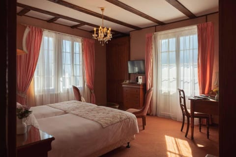 Bed, Natural landscape, TV and multimedia, Balcony/Terrace, Photo of the whole room, Seating area, Bedroom, Mountain view