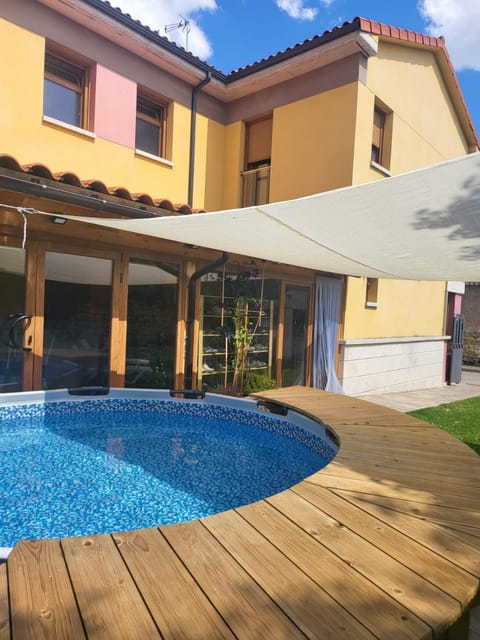 Patio, Swimming pool, sunbed
