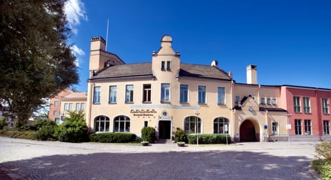 Property building, Facade/entrance, Day