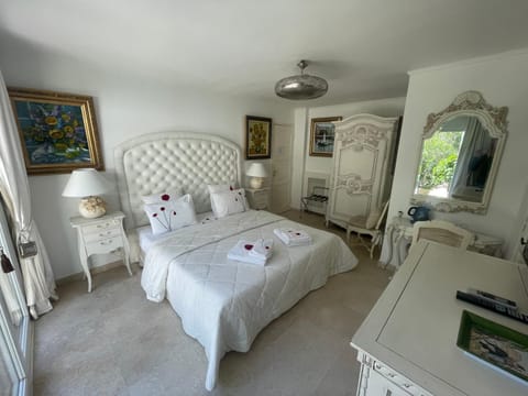 Bed, TV and multimedia, Coffee/tea facilities, Decorative detail, Bedroom, heating, wardrobe, air conditioner