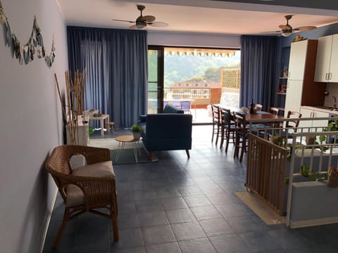 Library, Coffee/tea facilities, Balcony/Terrace, Kitchen or kitchenette, Living room, Dining area