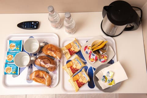 Coffee/tea facilities, Food and drinks, Food