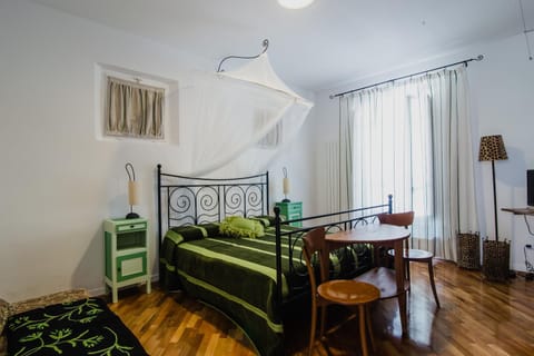 Bed, TV and multimedia, Photo of the whole room, Seating area