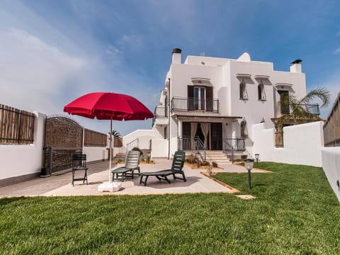 Property building, Patio, Day, Garden