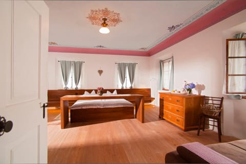 Bed, Photo of the whole room, Seating area, Bedroom