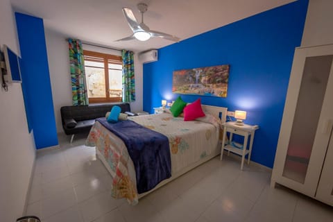 Photo of the whole room, Family