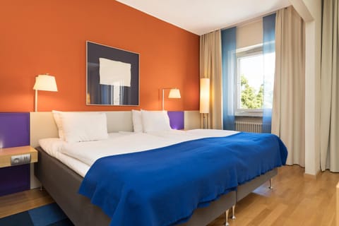 Bed, Photo of the whole room, Bedroom, children, young children, older children, Family