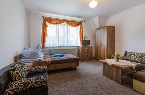 Bed, TV and multimedia, Photo of the whole room, Seating area, Bedroom