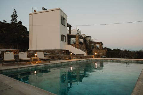 Property building, Swimming pool, sunbed