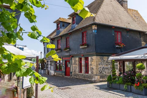 Property building, Street view, Location