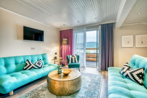 Photo of the whole room, Seating area