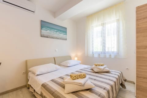 Bed, TV and multimedia, Bedroom, towels, air conditioner