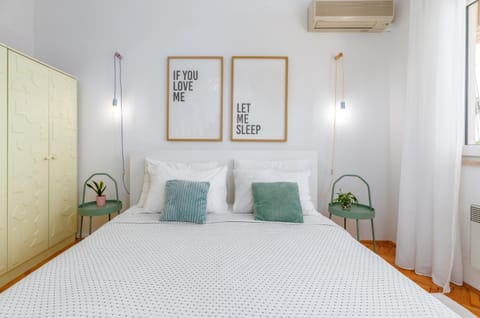 Bed, Bedroom, wardrobe, air conditioner