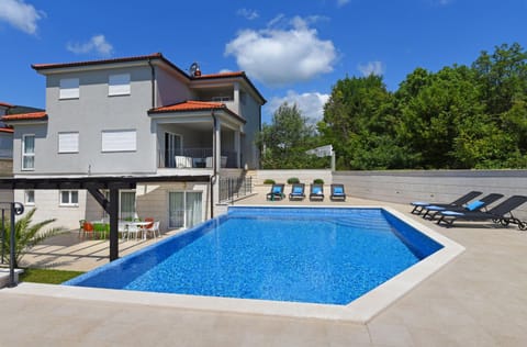 Property building, Patio, Day, Pool view, Swimming pool, sunbed