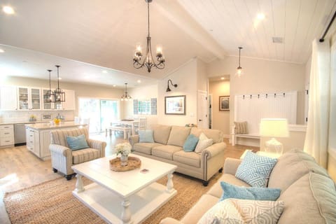 Craftsman Cottage House in Yosemite Park Way