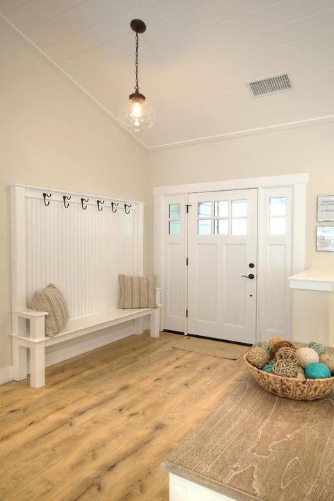 Craftsman Cottage House in Yosemite Park Way