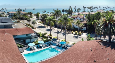 Property building, Neighbourhood, Beach, Pool view, Swimming pool, sunbed