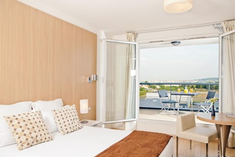 Photo of the whole room, Bedroom, City view