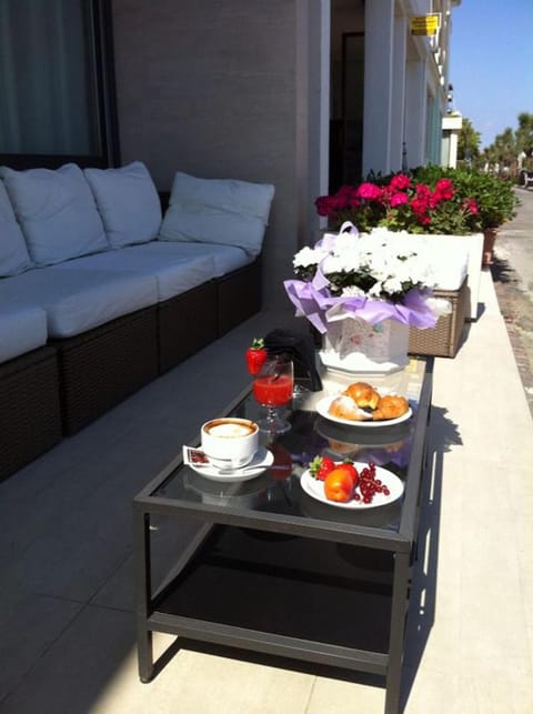 Patio, Food and drinks