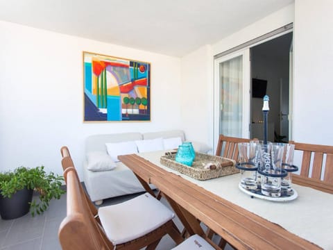 Spring, Day, Summer, Balcony/Terrace, Decorative detail, On site, Pets, young children, older children, Family