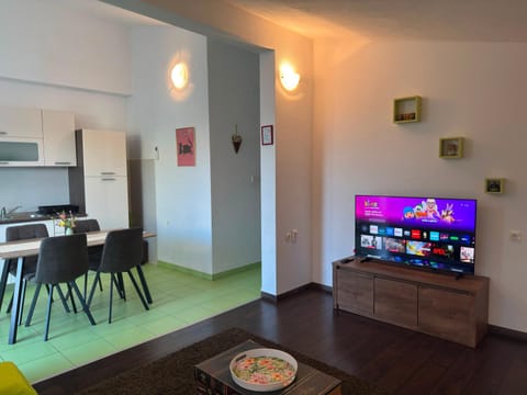 TV and multimedia, Kitchen or kitchenette, Living room, Seating area, Dining area